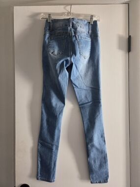 Light Wash Ripped Skinny Jeans - Blue